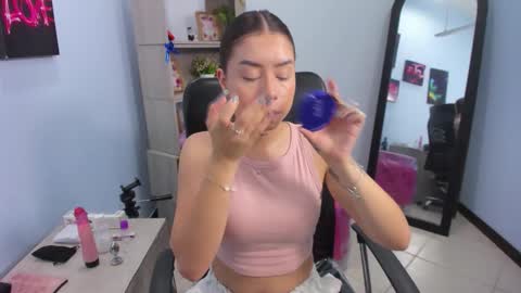 Snapshot of isabellasummer_ chatting on May 5, 1:52 pm isebella online show from May 5, 1:52 pm