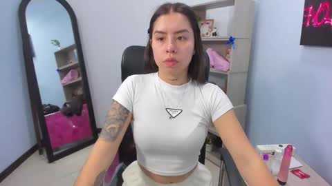 Snapshot of isabellasummer_ chatting on May 19, 1:50 pm isebella online show from May 19, 1:50 pm