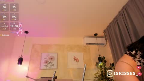 Snapshot of isabellasweet__ chatting on May 6, 4:08 am online show from May 6, 4:08 am