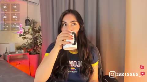 Snapshot of isabellasweet__ chatting on June 18, 3:40 am online show from June 18, 3:40 am