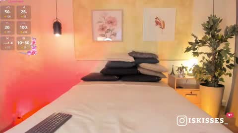Snapshot of isabellasweet__ chatting on June 26, 4:06 am online show from June 26, 4:06 am
