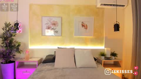 Snapshot of isabellasweet__ chatting on July 18, 4:05 am online show from July 18, 4:05 am