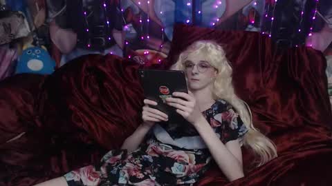 Snapshot of iselestias chatting on November 12, 9:36 pm Sele online show from November 12, 9:36 pm