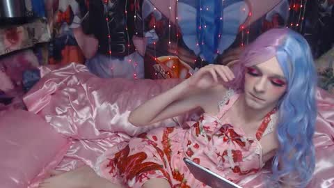 Snapshot of iselestias chatting on November 19, 10:43 pm Sele online show from November 19, 10:43 pm