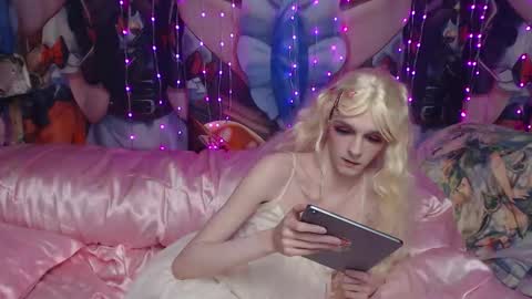 Snapshot of iselestias chatting on December 4, 10:07 pm Sele online show from December 4, 10:07 pm