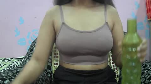 Snapshot of ishika_singh_ chatting on April 5, 1:14 am ishika_singh_ online show from April 5, 1:14 am