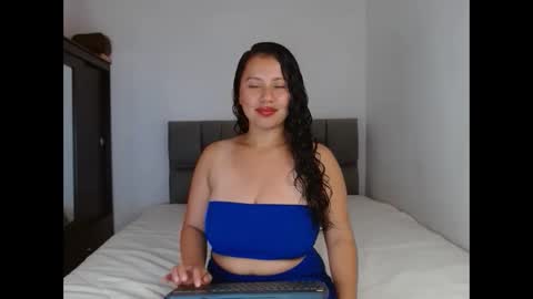 Snapshot of isis_cb17 chatting on February 22, 3:23 am Isis online show from February 22, 3:23 am