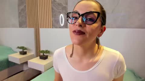 Isis Noir online show from September 13, 2:28 pm