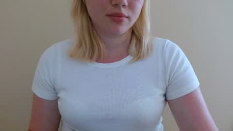 Snapshot of isla00 chatting on June 27, 6:07 am Isla online show from June 27, 6:07 am
