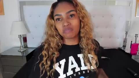 Snapshot of isla_scott chatting on June 21, 11:35 am Vanessa online show from June 21, 11:35 am