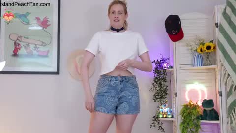 Snapshot of island_peach chatting on June 19, 2:10 pm Lou Peaches online show from June 19, 2:10 pm