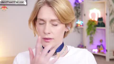 Lou  Peaches online show from July 10, 2:19 pm