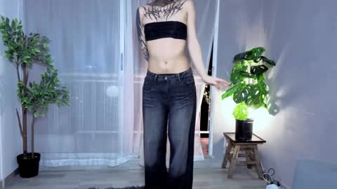 Snapshot of isnotforeveryone chatting on September 16, 3:18 am Julyane online show from September 16, 3:18 am