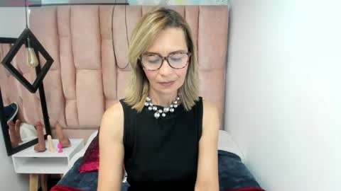ISSA MILF online show from April 29, 5:30 pm