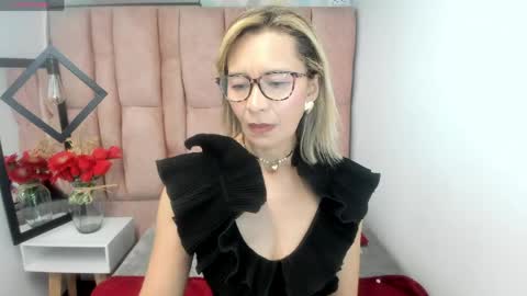 Snapshot of issa_milf__ chatting on June 4, 1:39 pm ISSA MILF online show from June 4, 1:39 pm