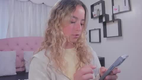 issadorajames online show from December 22, 7:55 pm