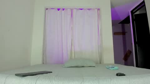 Snapshot of issalovexxx chatting on June 6, 10:42 am Isabella online show from June 6, 10:42 am