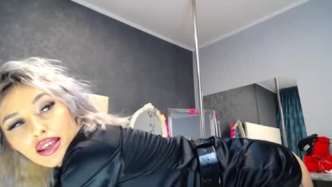 IssaSmyth online show from December 6, 8:05 am