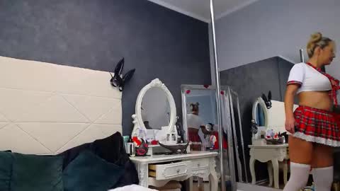 IssaSmyth online show from October 12, 6:34 am