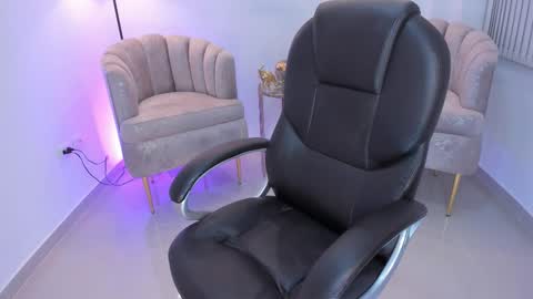 issi_loren online show from December 1, 12:59 am