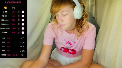 Snapshot of its_lily chatting on November 16, 10:04 pm Lily online show from November 16, 10:04 pm