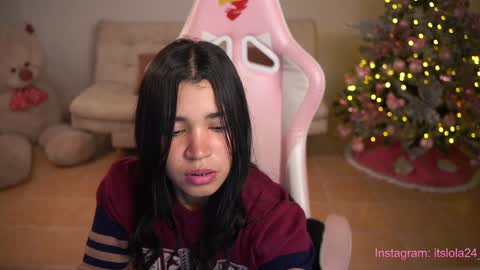 Snapshot of its_lola chatting on December 14, 1:50 am online show from December 14, 1:50 am