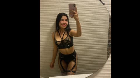 Snapshot of its_lola chatting on January 8, 2:35 pm online show from January 8, 2:35 pm