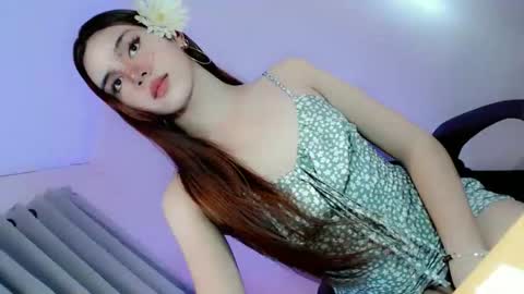 Snapshot of its_me_ezzie chatting on October 24, 2:41 am EZZIE online show from October 24, 2:41 am