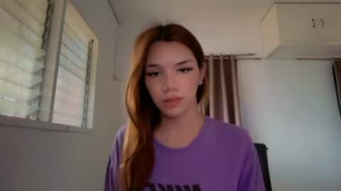 Snapshot of its_me_ezzie chatting on August 1, 7:51 am EZZIE online show from August 1, 7:51 am