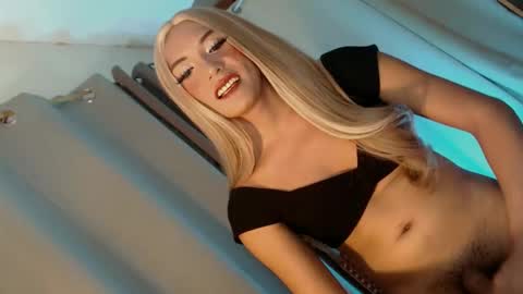 Snapshot of itsapril99913551 chatting on February 23, 4:37 pm April online show from February 23, 4:37 pm