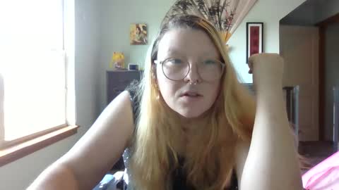 Snapshot of itsglitch222 chatting on September 13, 9:14 pm Itsglitchh222 online show from September 13, 9:14 pm