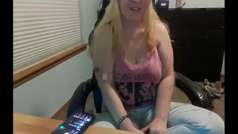 Snapshot of itsglitch222 chatting on September 17, 9:00 am Itsglitchh222 online show from September 17, 9:00 am