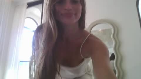 Snapshot of itskatarina chatting on June 8, 6:25 am katarina online show from June 8, 6:25 am