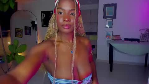 Snapshot of itslau_ chatting on August 5, 1:52 am lau online show from August 5, 1:52 am
