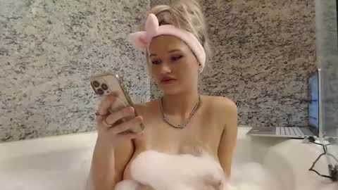 Snapshot of itsmakbxby chatting on March 20, 1:21 am itsmakbxby online show from March 20, 1:21 am