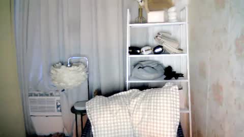 Snapshot of itsme_kat chatting on July 14, 10:21 am itsme_kat online show from July 14, 10:21 am