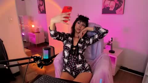 itsmroom online show from May 2, 4:28 am