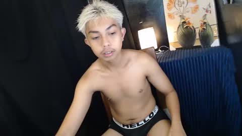 Snapshot of itsyourcummerboy_xx chatting on June 1, 6:42 pm Kyle online show from June 1, 6:42 pm