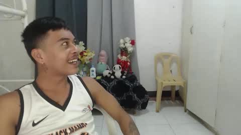 Snapshot of itzme_jhonfred chatting on May 11, 2:45 pm Jhonfred online show from May 11, 2:45 pm