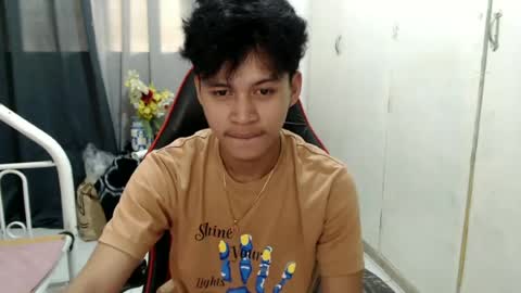 Snapshot of itzme_john chatting on June 21, 1:52 am itzme_john online show from June 21, 1:52 am
