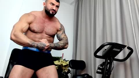 iustinmucle95 online show from December 27, 10:05 pm