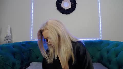 Snapshot of ivanacharm chatting on December 2, 4:40 am ivanacharm online show from December 2, 4:40 am