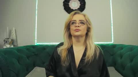 Snapshot of ivanacharm chatting on December 15, 4:50 am ivanacharm online show from December 15, 4:50 am