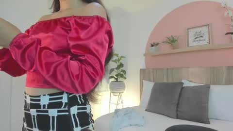 Snapshot of ivette_swan chatting on May 5, 12:24 pm I V E T T E online show from May 5, 12:24 pm
