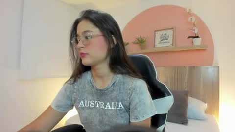 Snapshot of ivette_swan chatting on May 6, 7:41 pm I V E T T E online show from May 6, 7:41 pm