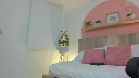 Snapshot of ivette_swan chatting on May 19, 7:42 pm I V E T T E online show from May 19, 7:42 pm
