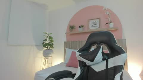Snapshot of ivette_swan chatting on May 20, 8:04 pm I V E T T E online show from May 20, 8:04 pm