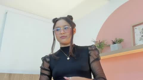 Snapshot of ivette_swan chatting on May 21, 8:49 pm I V E T T E online show from May 21, 8:49 pm