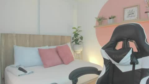 Snapshot of ivette_swan chatting on May 27, 7:00 pm I V E T T E online show from May 27, 7:00 pm