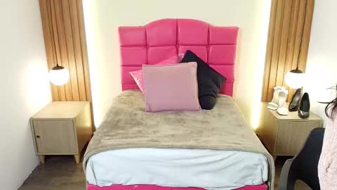 I V O N N E R O S S online show from February 16, 12:01 pm